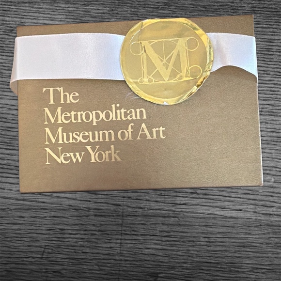 Hand Painted, covered, porcelain mug from Metropolitan  Museum - Picture 5 of 5